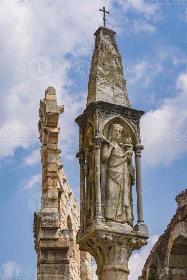 jungfrulig mary med bebis Jesus, staty på piazza behå i verona, Italien foto