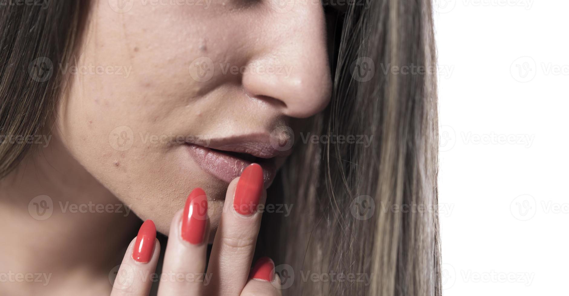 mun hud vård. skön kvinna ansikte med sexig full mun applicering hygienisk läpp balsam, läppvård pinne. närbild av kvinna ansikte med mjuk hud sätta läpp beskyddare läppstift på. skönhet kosmetika begrepp foto