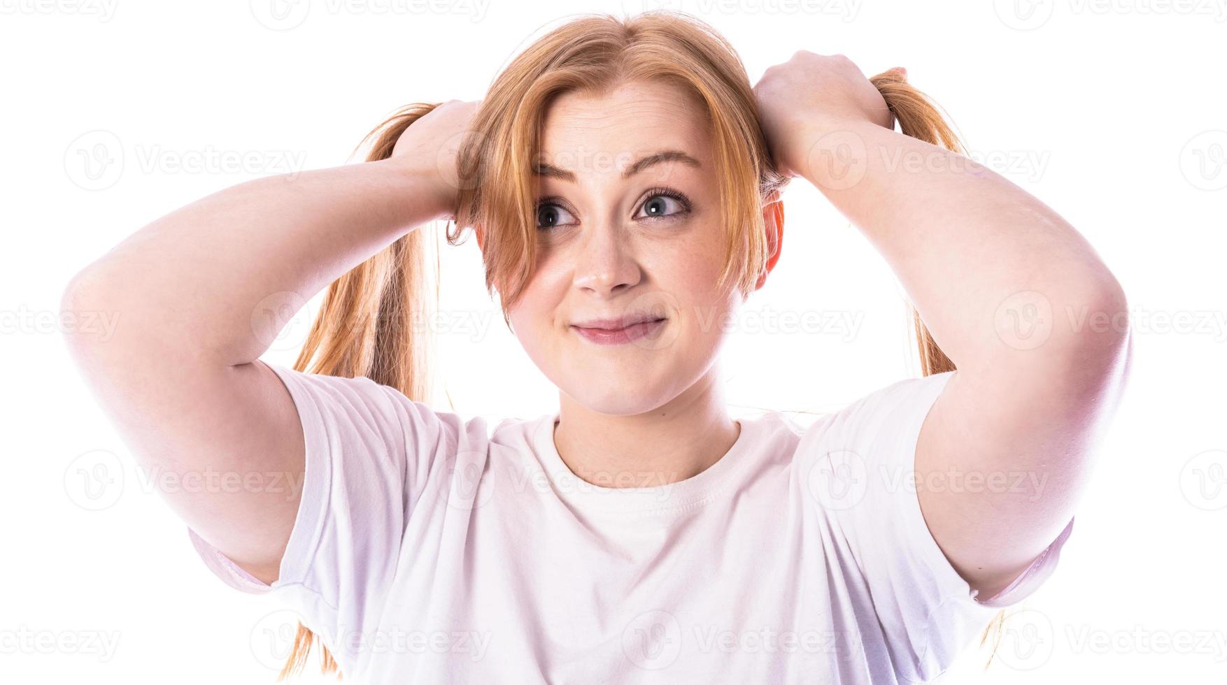 skön flicka innehav henne hår i hand foto