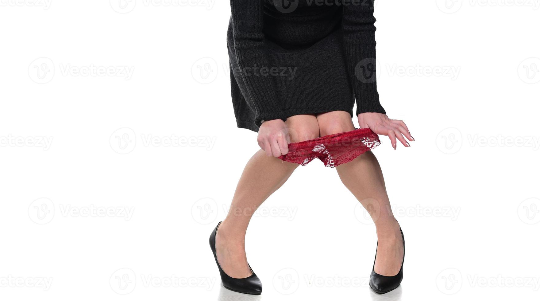 en bild av en sexig kvinna sätta på trosor över vit bakgrund foto