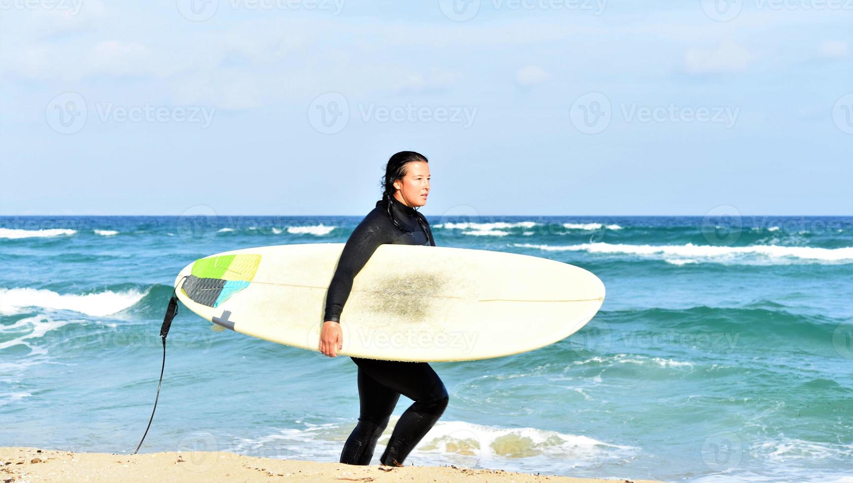 skön sexig surfare flicka på de strand foto