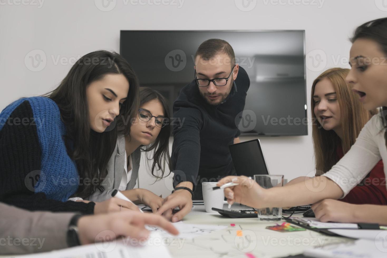 verkställande ledare talande till Lycklig olika anställda grupp på företags- kontor genomgång, foto