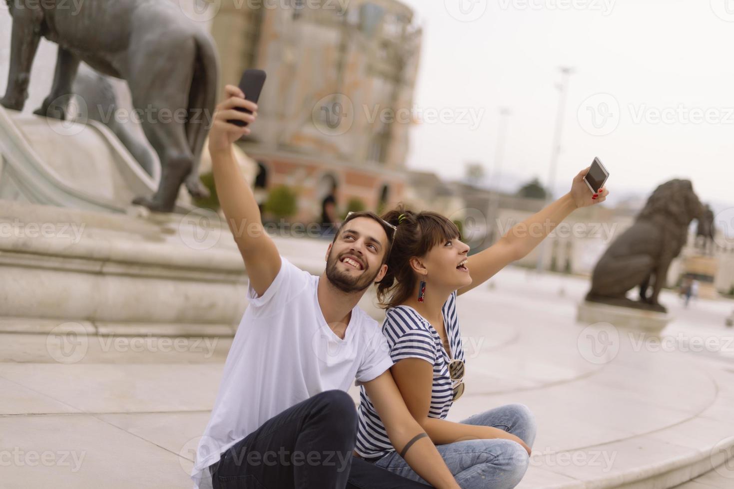 par av turister har roligt gående på stad gata på Semester - Lycklig vänner skrattande tillsammans på semester - människor och högtider begrepp foto