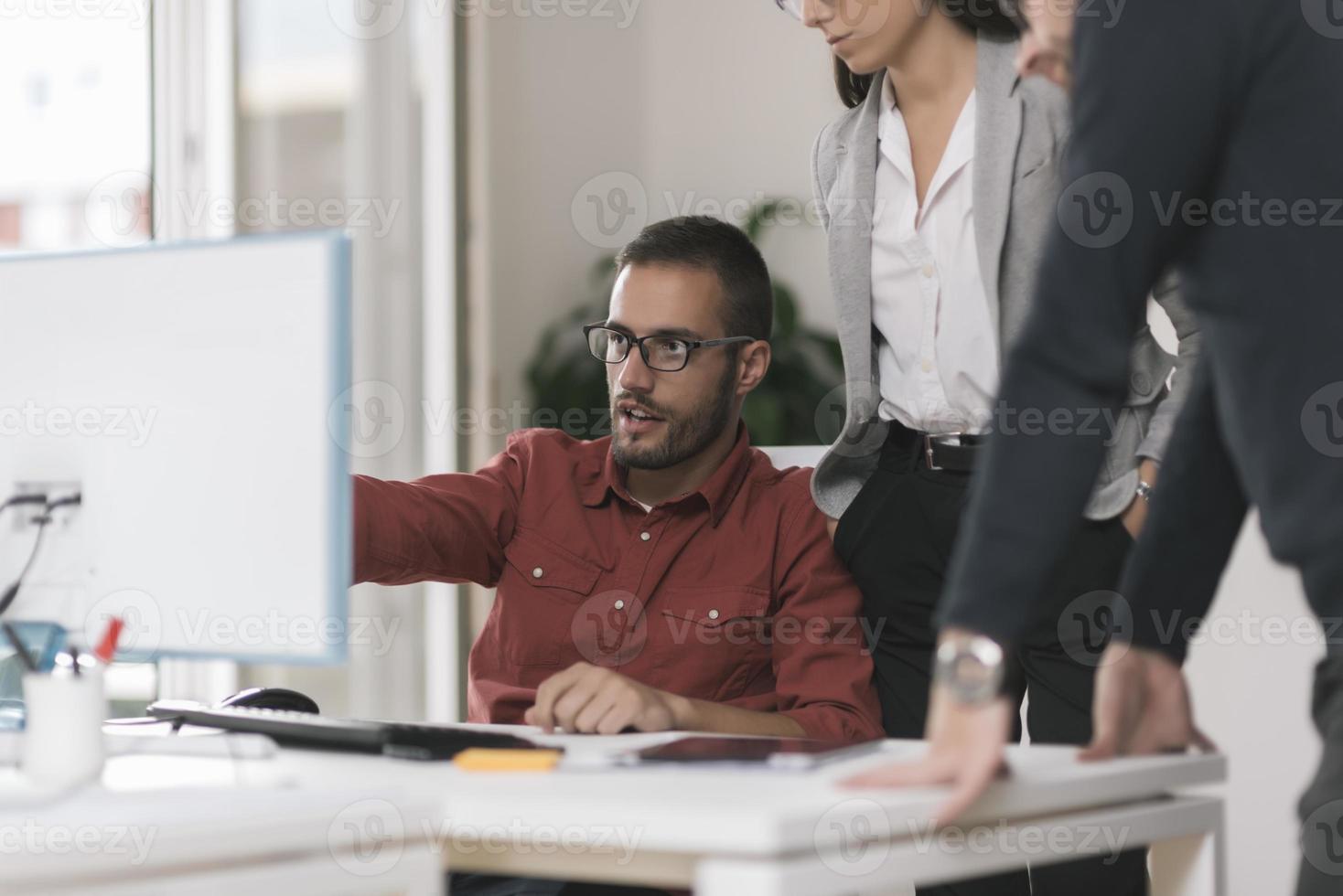 två partnerskap som utvecklar programmerings- och kodningsteknologier som arbetar på bärbara datorer och analyserar tillsammans. foto