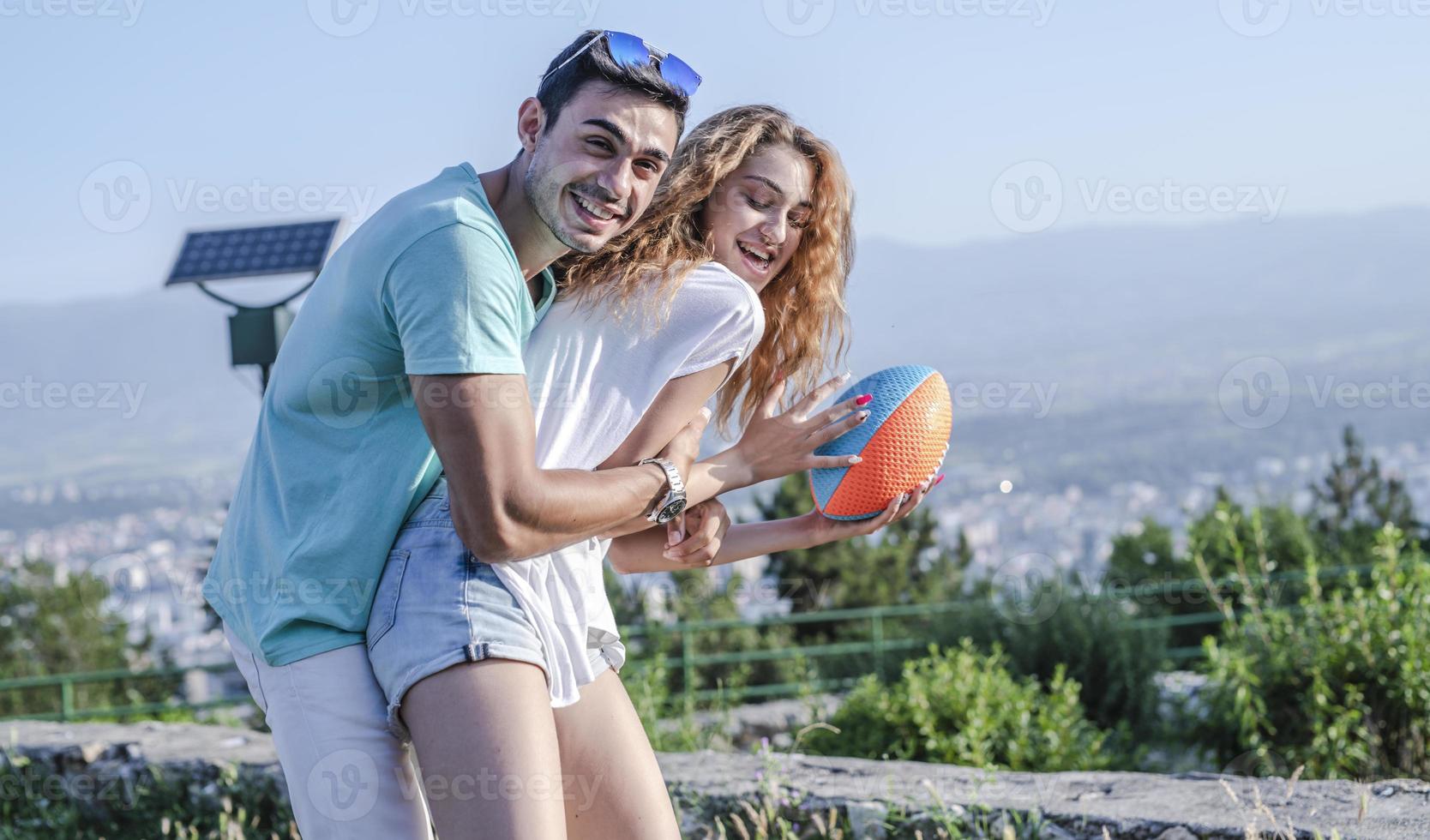 par spelar amerikan fotboll på varm sommar dag. par spelar rugby Foto skjuta