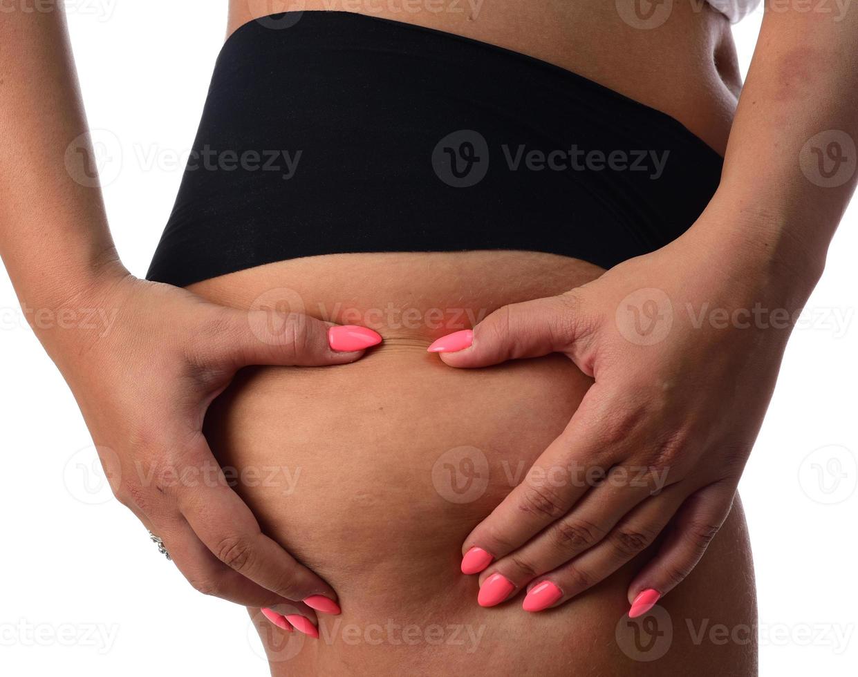 fett kvinna kvinna klämmande henne fett på henne höfter, isolerat på vit bakgrund. foto
