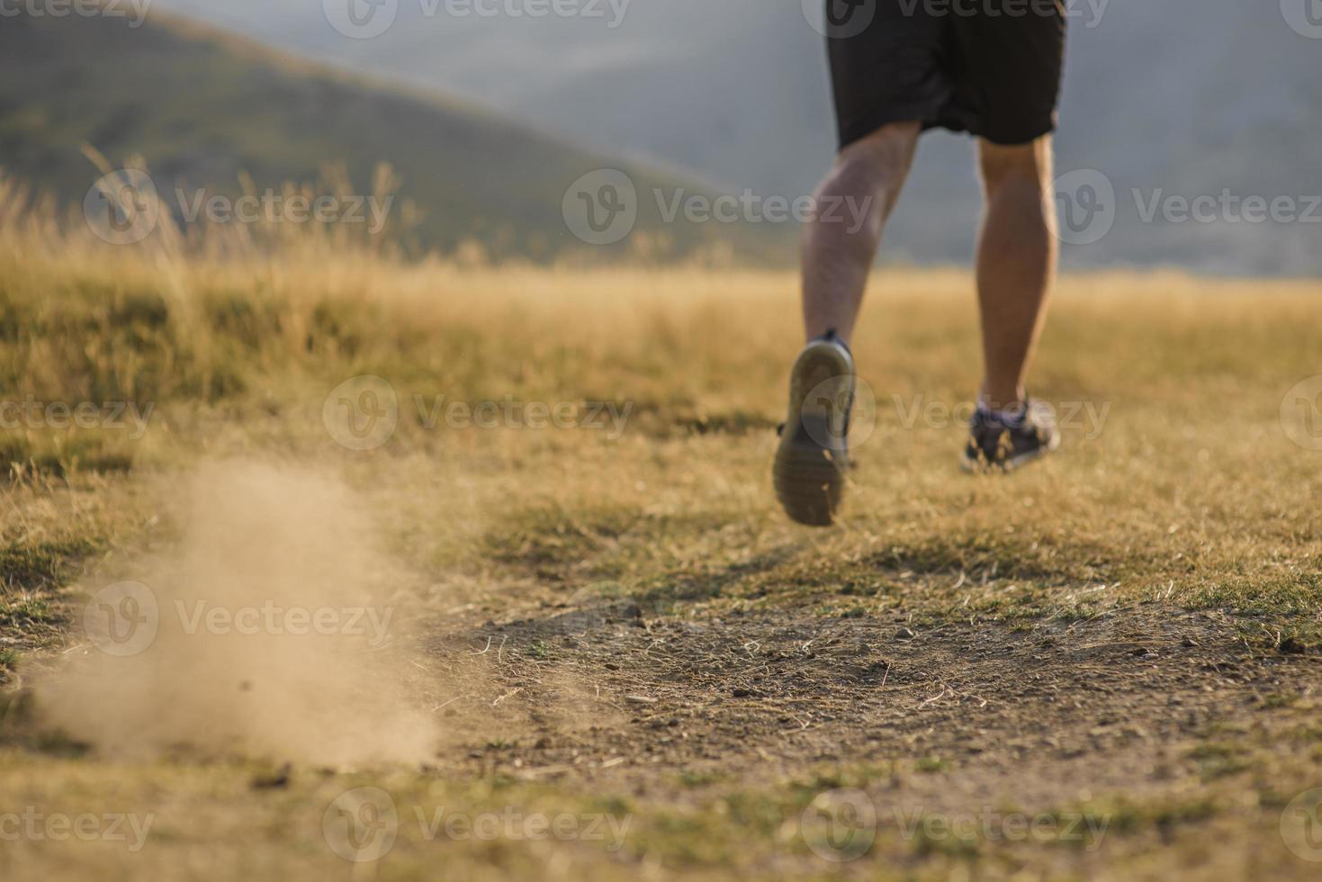 sportig man löpare löpning på berg platå i sommar foto