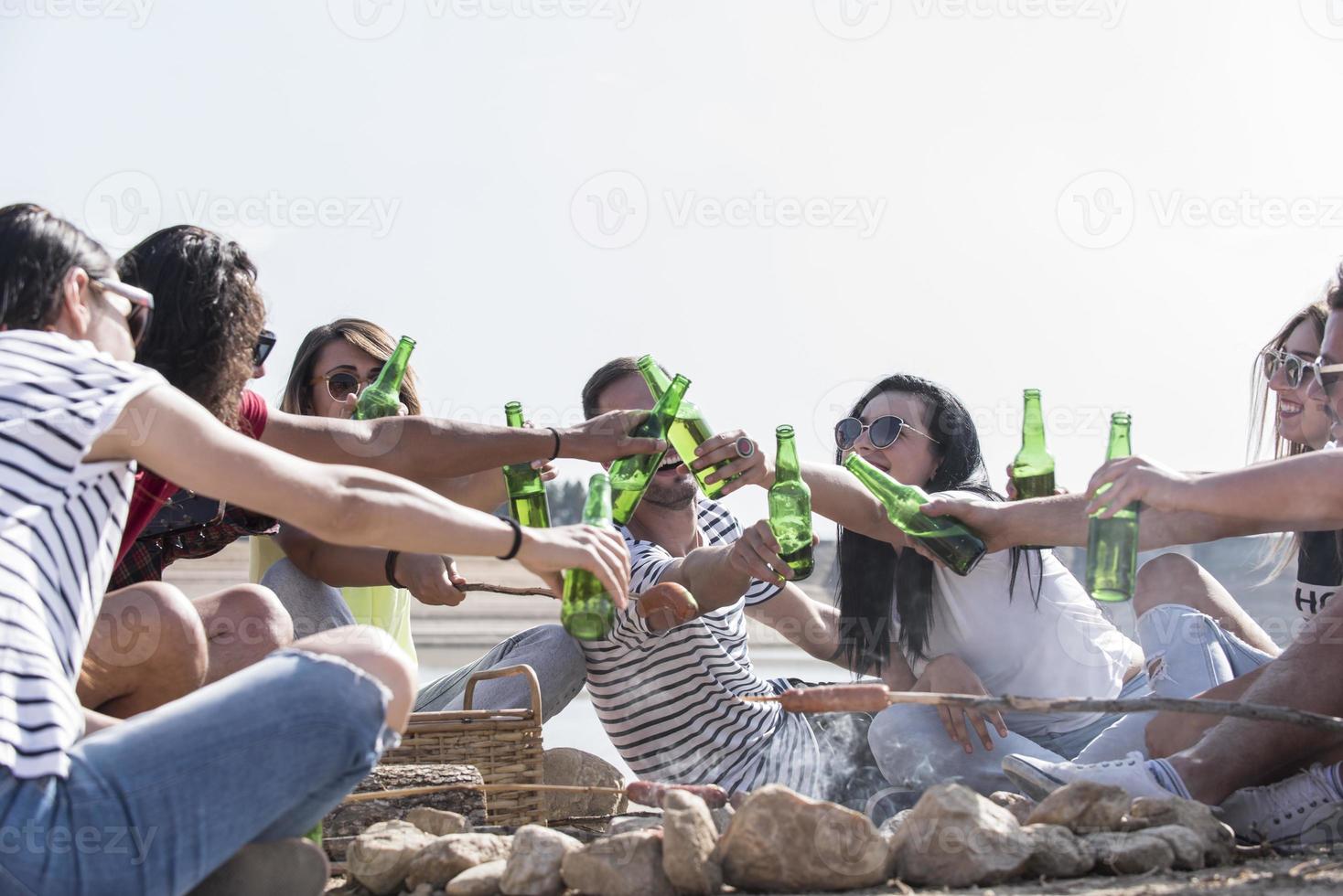 grupp av vänner har roligt utanför tält på camping Semester foto