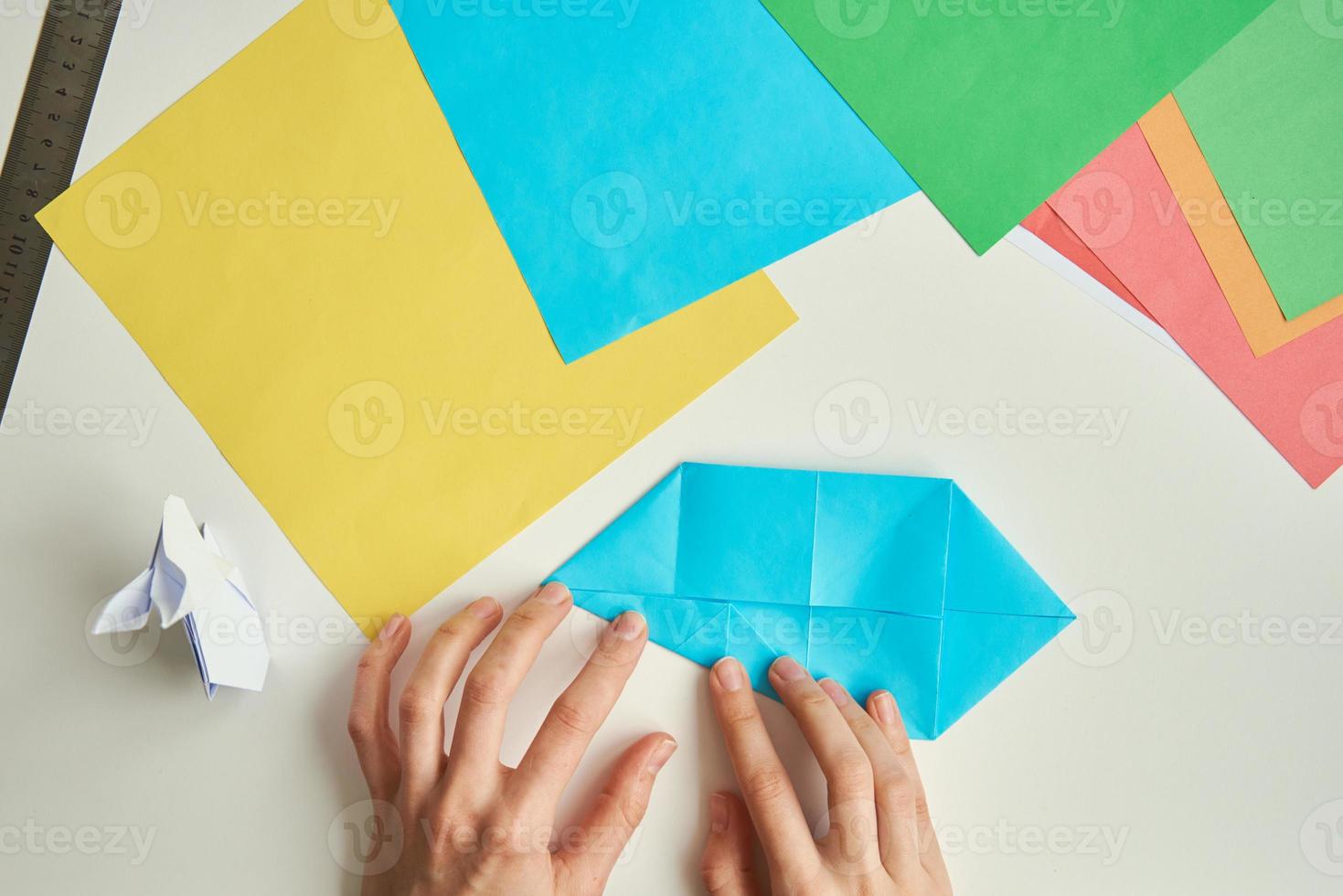 diy begrepp. kvinna göra origami påsk kanin från Färg papper. origami lektioner foto