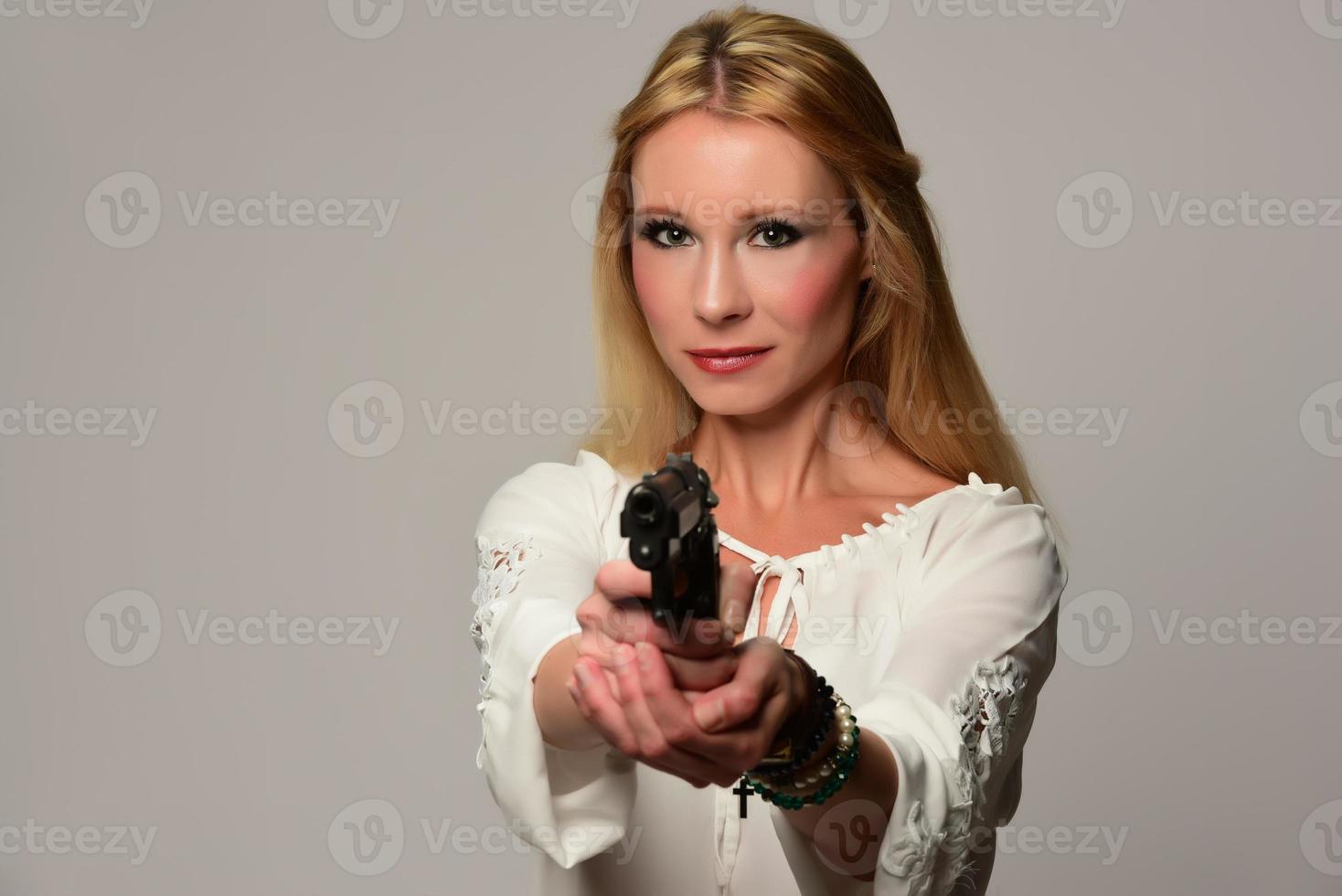 skön hemlighet ombud innehav hand pistol, isolerat på vit foto