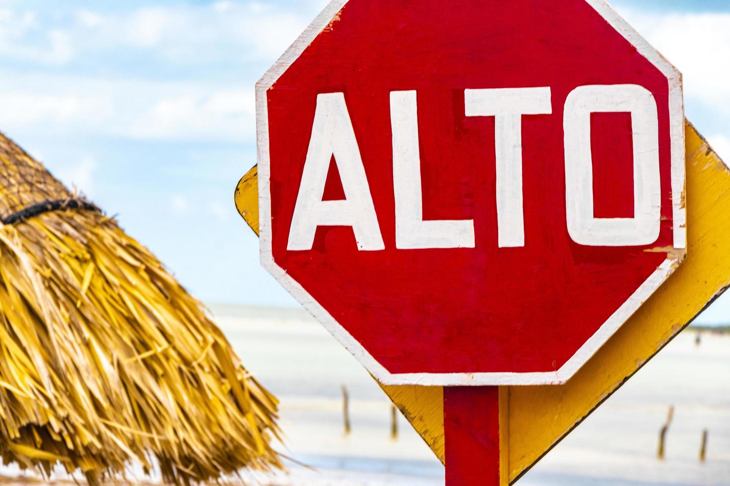 trafik tecken och väg tecken riktnings på holbox ö Mexiko. foto