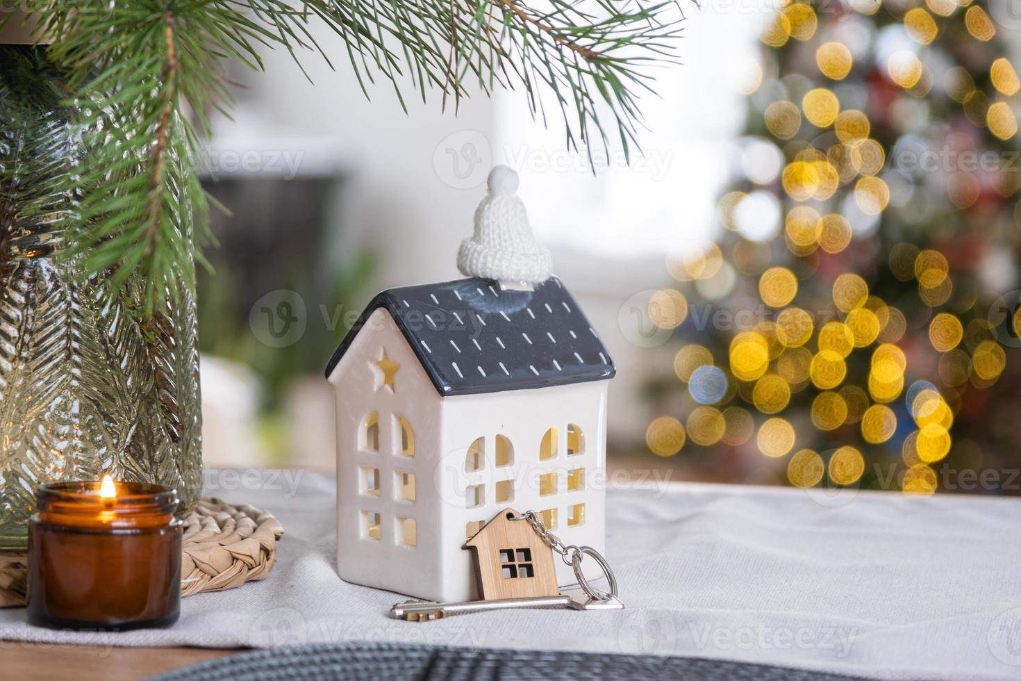 nyckel till de hus på mysigt Hem med jul dekor på tabell av festlig kök. gåva för ny år. byggnad, design, projekt, rör på sig till ny hus, inteckning, hyra och inköp verklig egendom foto
