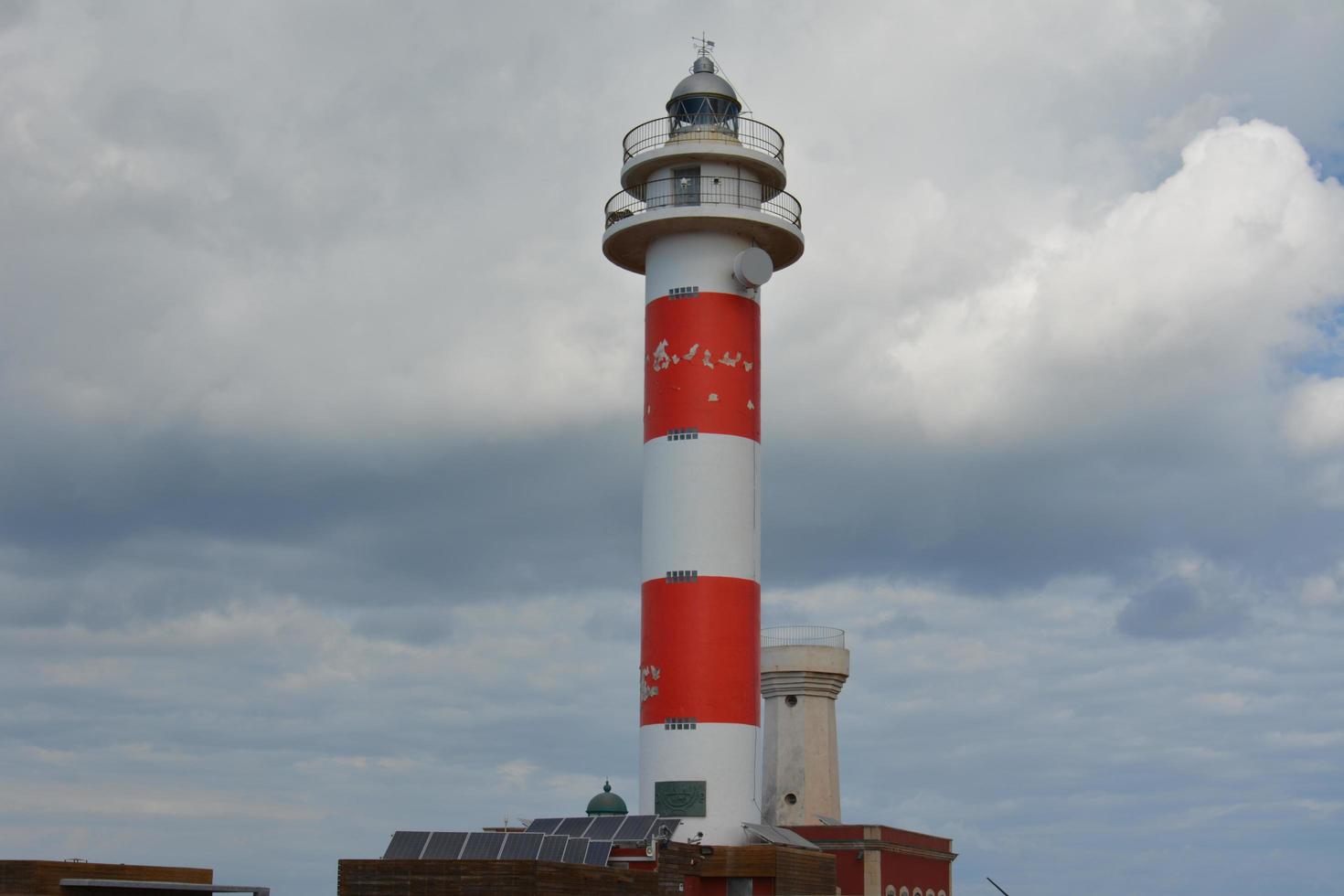 skön fyr och fiske museum i de underbar bukt fylld med vulkanisk stenar i bajo ballena. el cotillo la oliva fuerteventura kanariefågel öar. foto