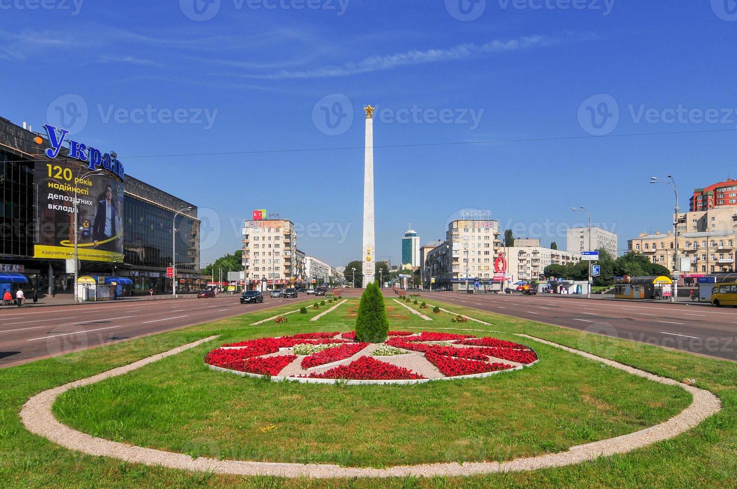 kiev, ukraina - juni 28, 2009 - de peremohy fyrkant eller seger fyrkant i kiev, de huvudstad av Ukraina, är en stor fyrkant i de stad, tillägnad till de seger i de bra patriotisk krig. foto