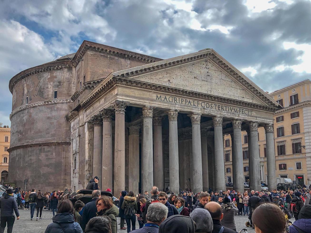 rom, Italien - Mars 23, 2018 - pantheon under mitt på dagen omgiven förbi turister i rom, Italien foto