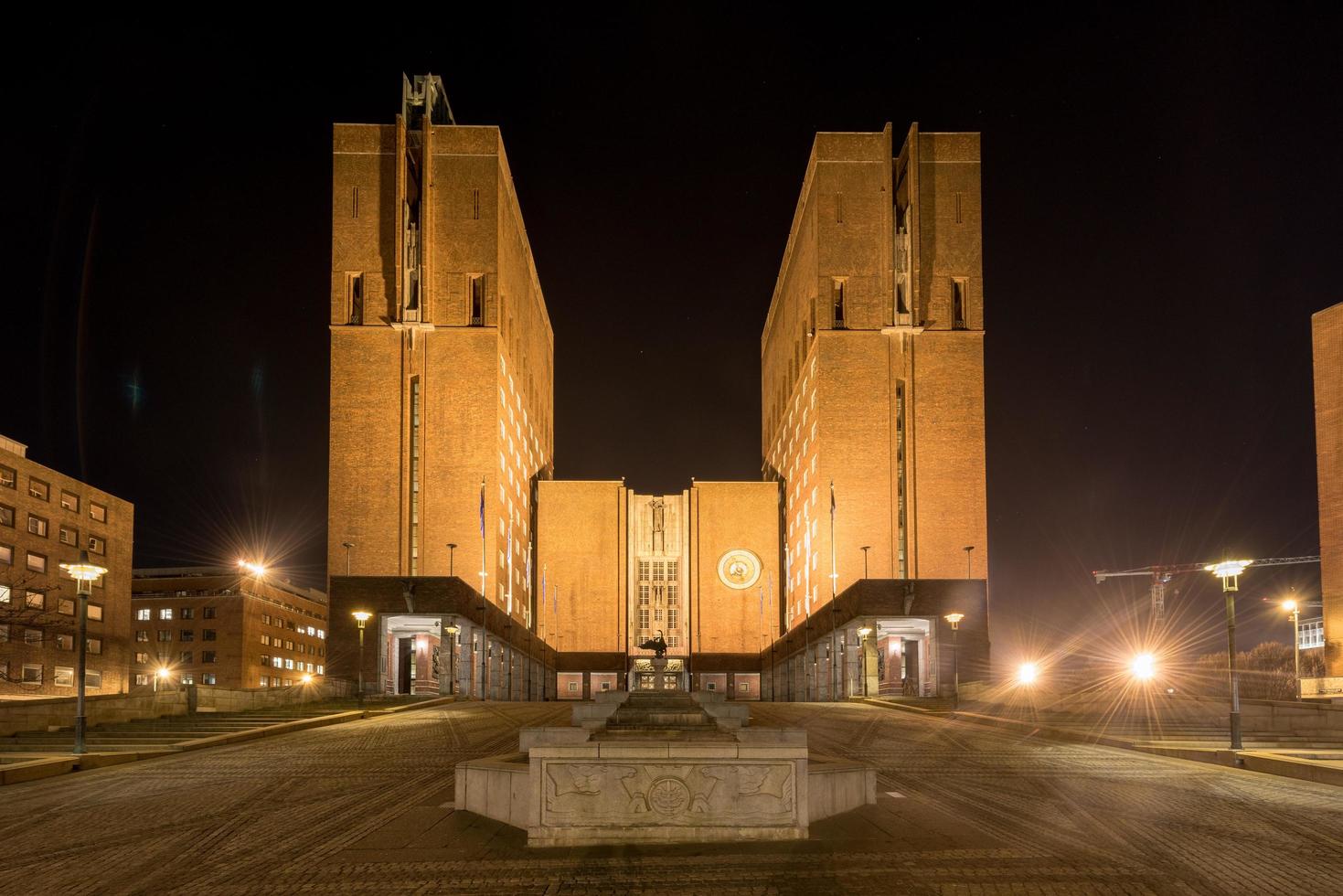 oslo stad hall upplyst på natt. den hus de stad råd, stad administrering, och konst studior och gallerier, 2022 foto