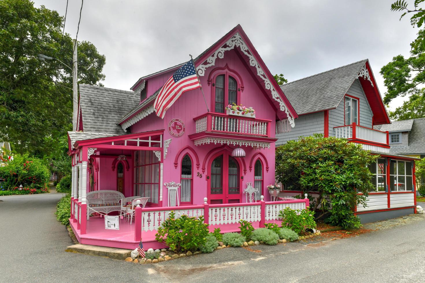 marthas vingård, ma - juli 5, 2020 - snickare gotik stugor med victorian stil, pepparkaka trimma i ek bluffar på marthas vingård, massachusetts, usa. foto