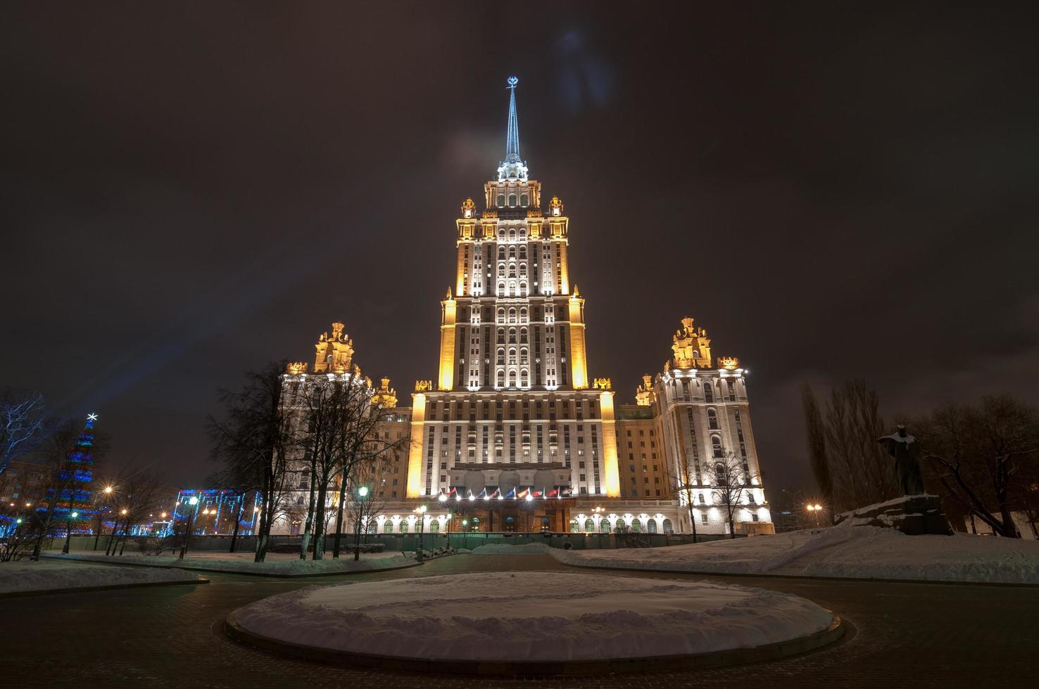 se av hotell Ukraina på natt i Moskva, Ryssland. den är ett av de sju systrar, en grupp av sju skyskrapor i moskva designad i de stalinist stil, 2022 foto