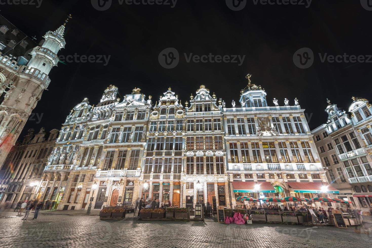 gille hus i de stor plats i Bryssel, belgien på natt. foto