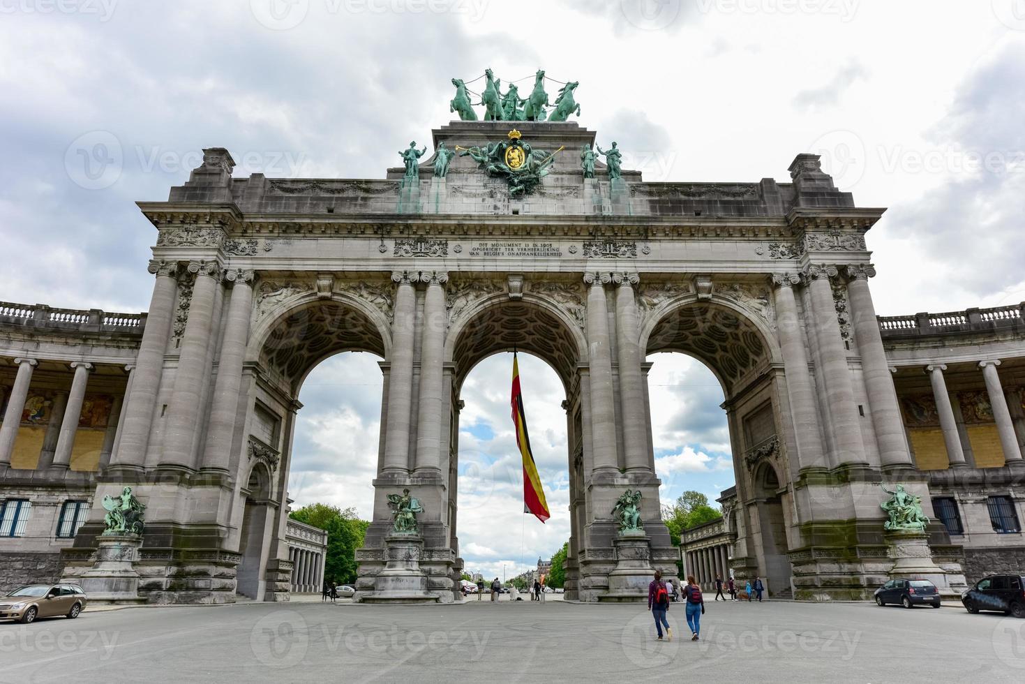 triumf- båge i cinquantenaire parkera i Bryssel, var planerad för nationell utställning av 1880 till fira 50:e årsdag av de oberoende av Belgien. foto