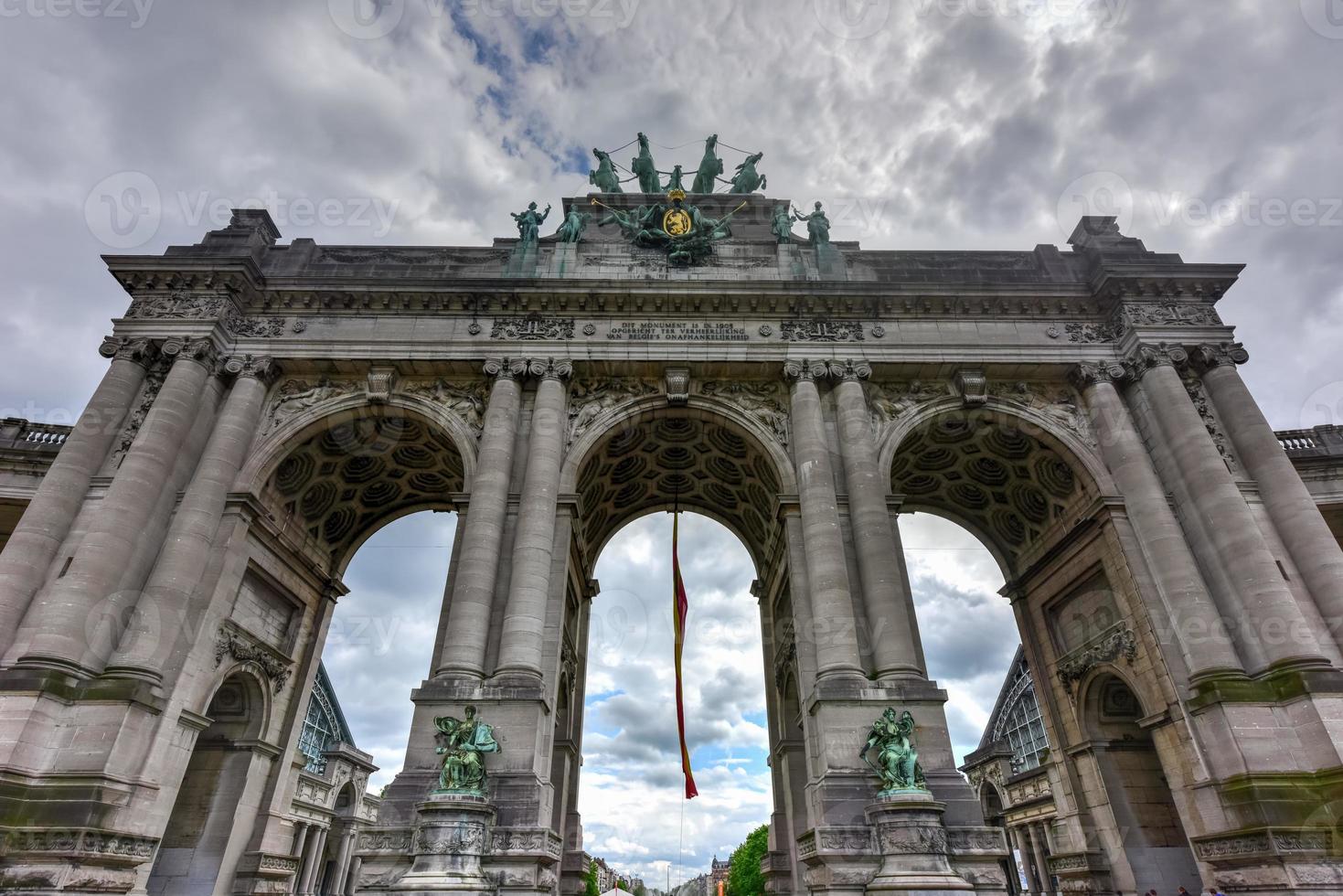 triumf- båge i cinquantenaire parkera i Bryssel, var planerad för nationell utställning av 1880 till fira 50:e årsdag av de oberoende av Belgien. foto