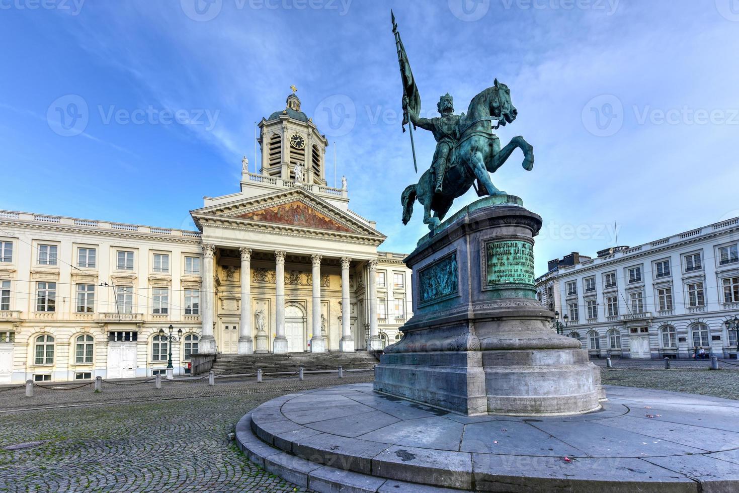 godfrey av buljong staty och kyrka av helgon jacques-sur-coudenberg i kunglig fyrkant, Bryssel, Belgien. foto