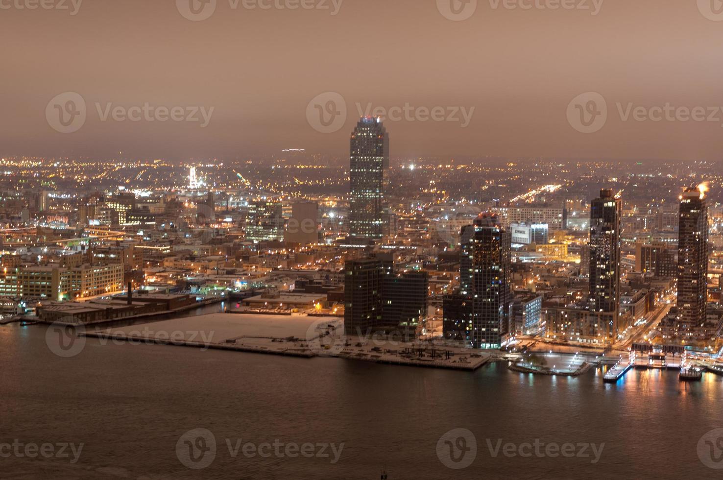 panorama- se av midtown manhattan på natt under de vinter. foto