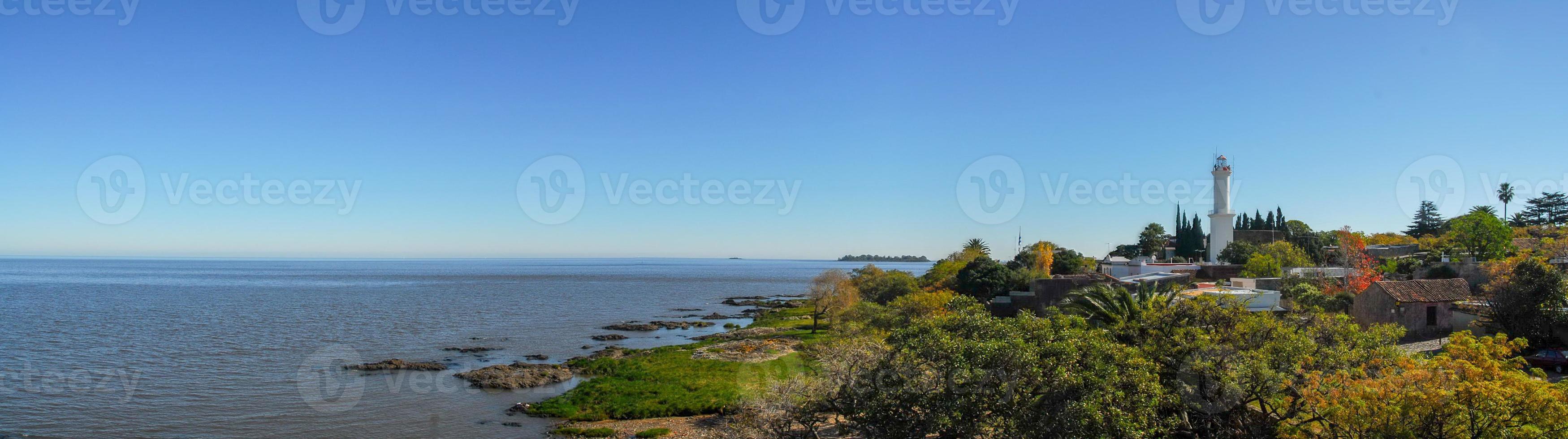 skön sandig strand och lugna vattnen i colonia del sacramento på de banker av de rio de la plata, uruguay. foto