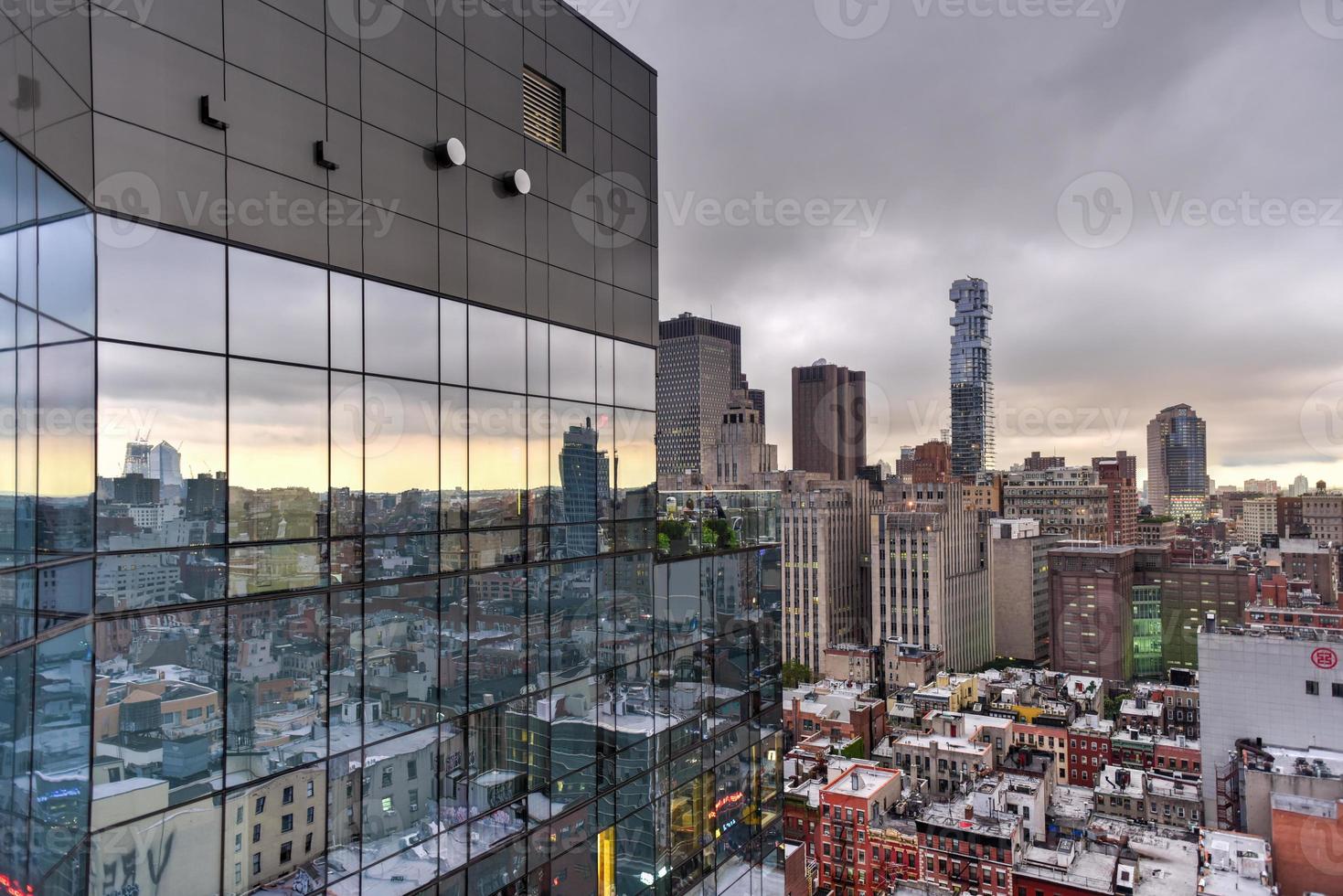 manhattan horisont se i de kväll som skymning närmar sig. foto