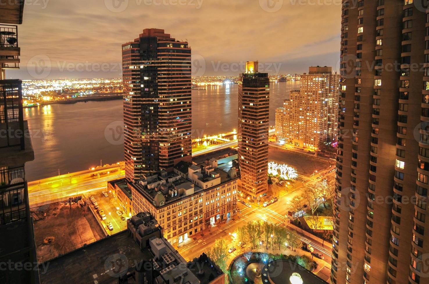 lägenheter längs de ny york stad öst sida horisont till de öst flod foto