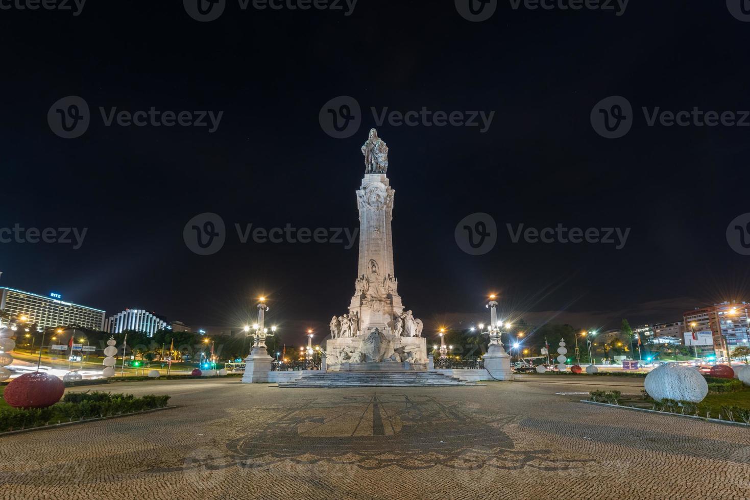 de markis av pombal fyrkant i Lissabon, portugal. markis är på de topp, med en lejon - symbol av kraft - förbi hans sida. foto