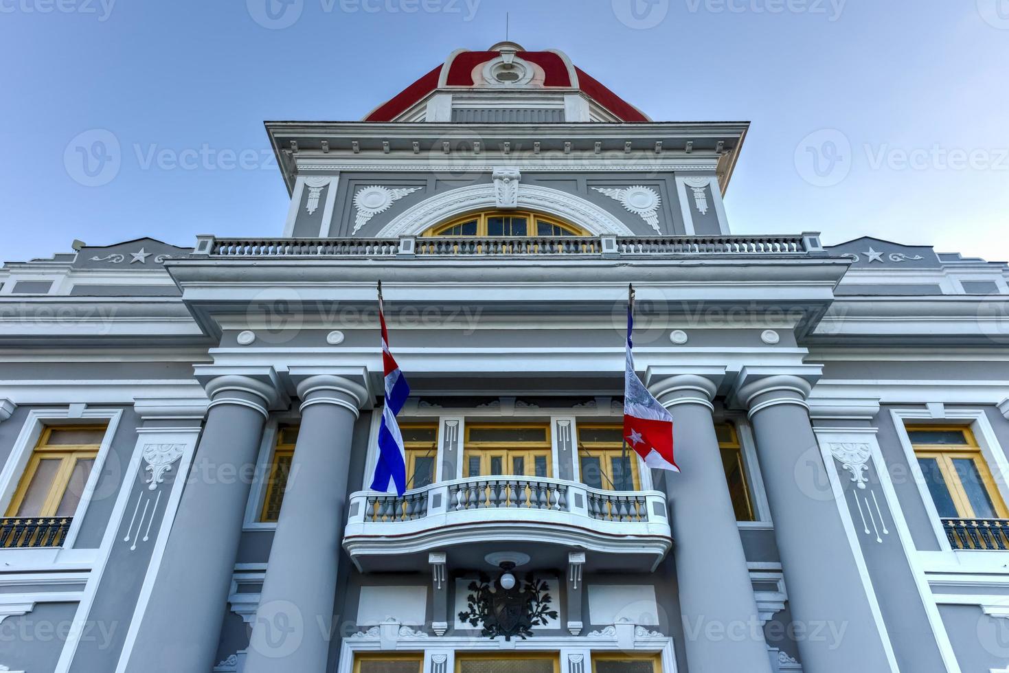 guvernörens palats längs de torg de armas i cienfuegos, kuba. foto