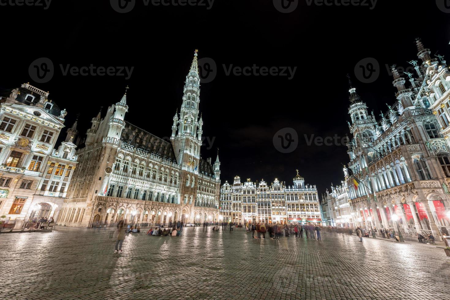 stor plats i Bryssel, belgien på natt. foto