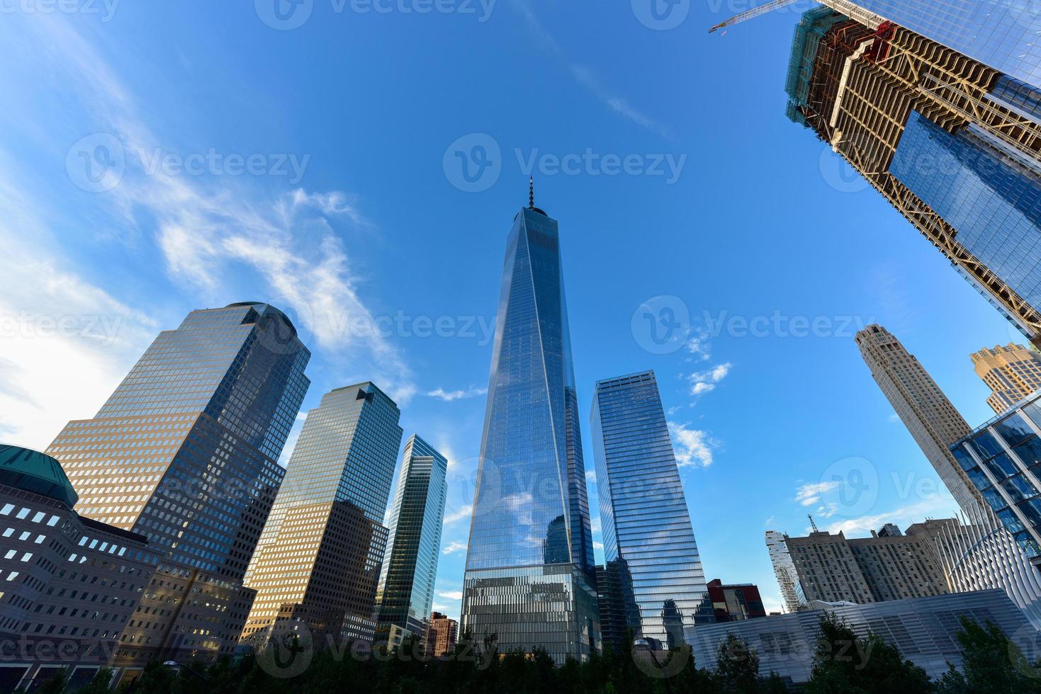 se av de ny york stad horisont på en sommar dag. foto