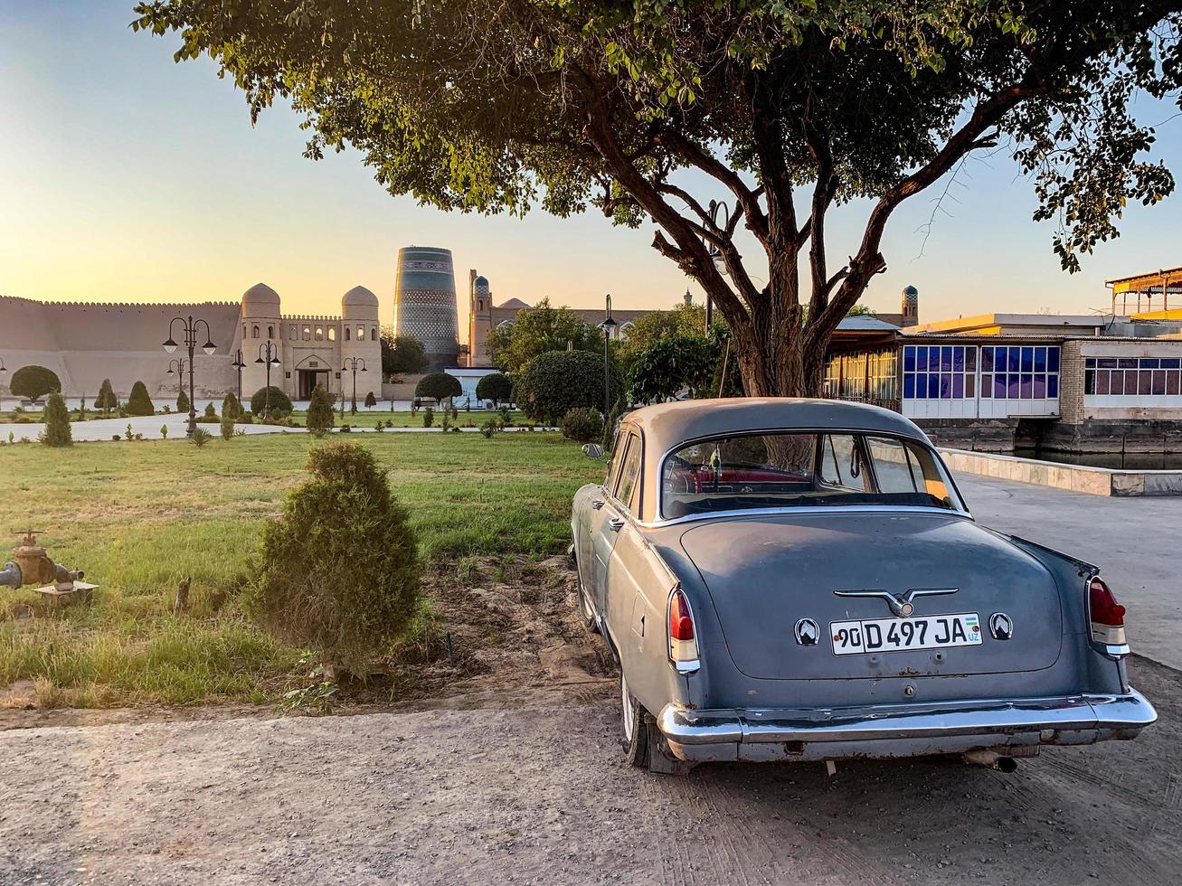 khiva, uzbekistan - juli 14, 2019 - klassisk sovjet bil volga - parkerad utanför de stad väggar av de unesco webbplats av khiva, uzbekistan. foto