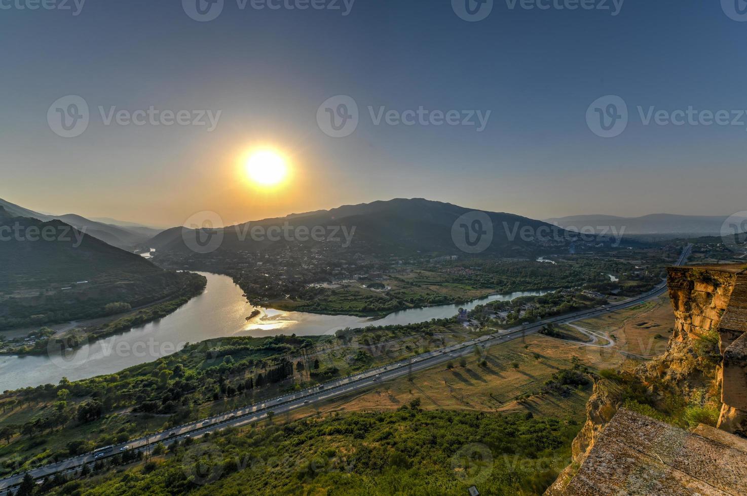 se från de korsa kloster belägen på de kulle nära de stad mtskheta, georgien. foto