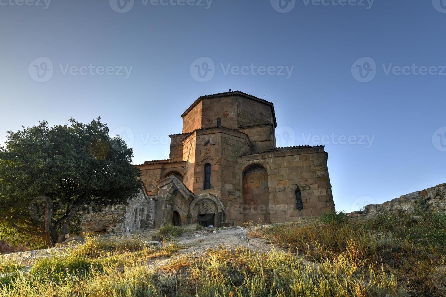 korsa kloster belägen på de kulle nära de stad mtskheta, georgien. foto