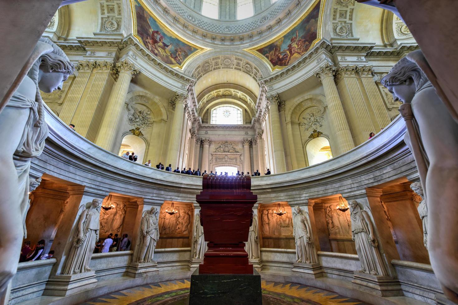 paris, Frankrike - Maj 16, 2017 - napoleon grav i de musée de l'armee nationell militär museum av Frankrike belägen på les ogiltiga i de 7:e arrondissement av paris. foto
