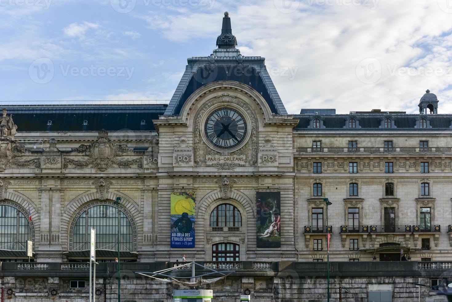 se av de vägg klocka i d'orsay museum. d'orsay - en museum på vänster Bank av not, den är inrymt i före detta gare d'orsay i paris, Frankrike. foto