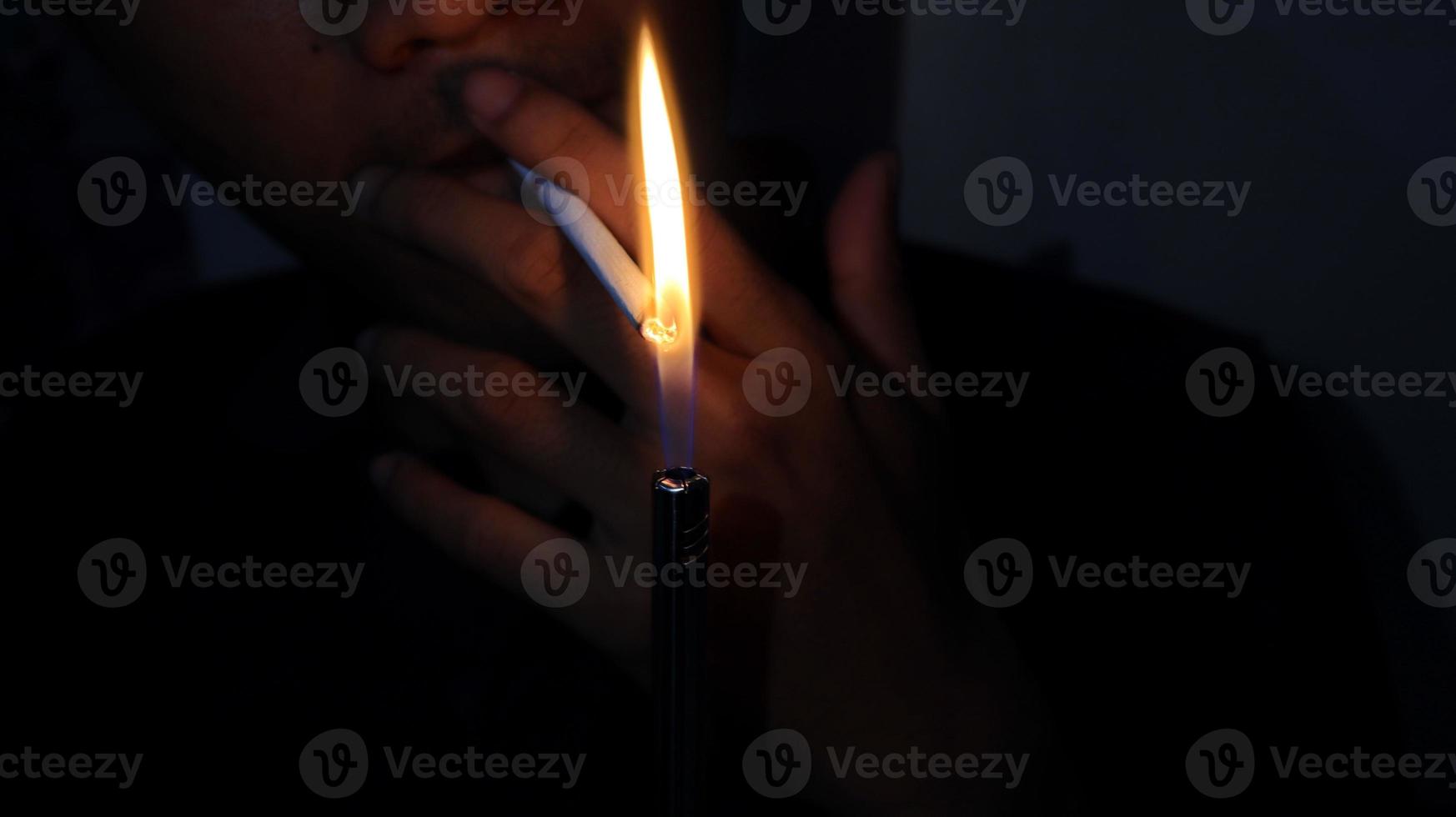 rökare belysning en cigarett med en gas lättare. foto