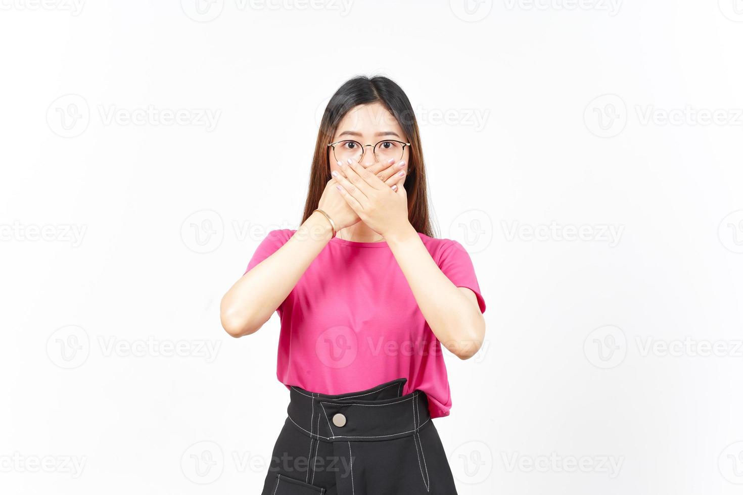 beläggning mun med chock ansikte uttryck av skön asiatisk kvinna isolerat på vit bakgrund foto