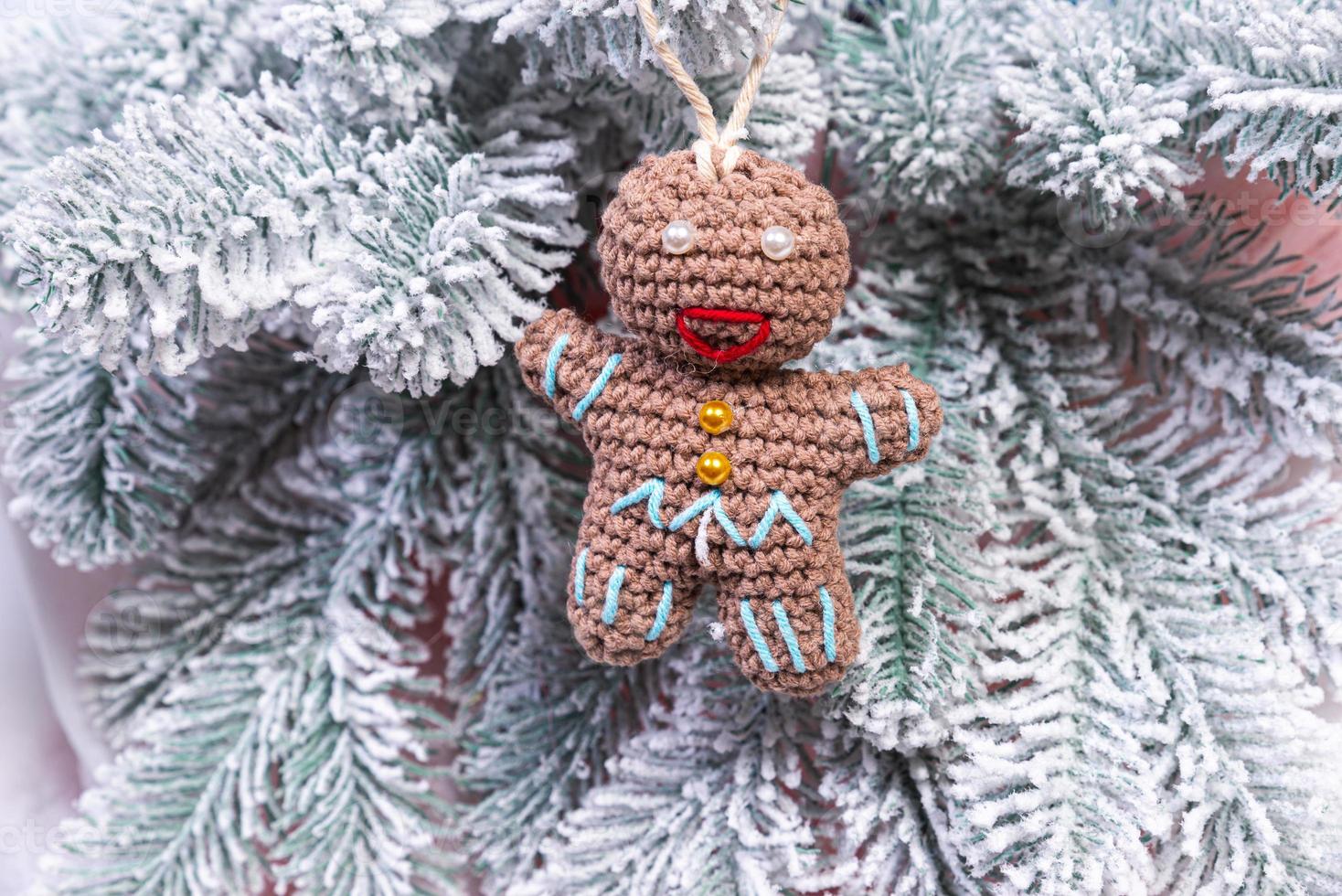 kreativ diy hantverk hobby. framställning handgjort hantverk jul ornament och bollar med känt gran träd. jul träd med färgrik bollar och gåva lådor över vit tegel vägg med blå och vit bollar foto