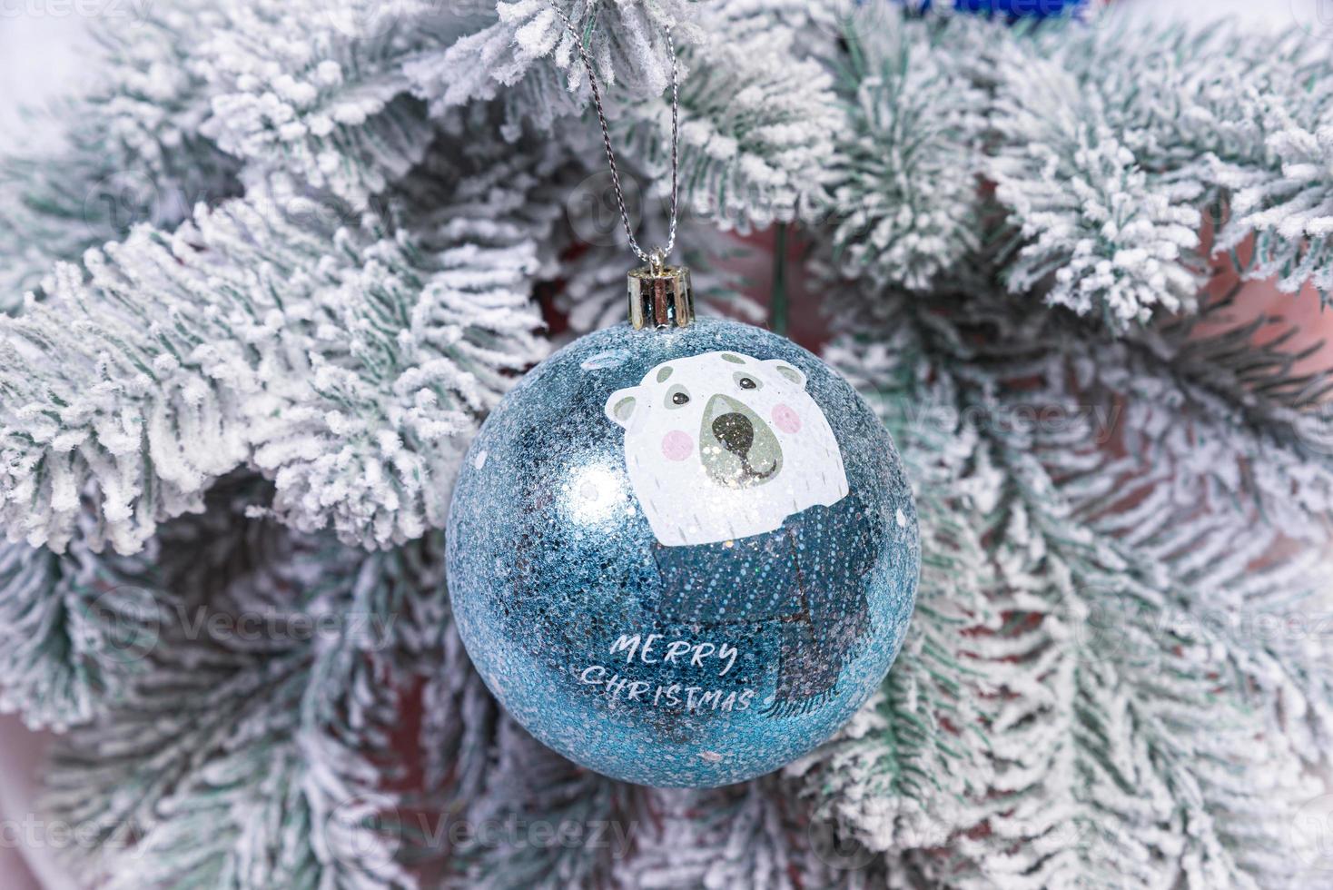 kreativ diy hantverk hobby. framställning handgjort hantverk jul ornament och bollar med känt gran träd. jul träd med färgrik bollar och gåva lådor över vit tegel vägg med blå och vit bollar foto