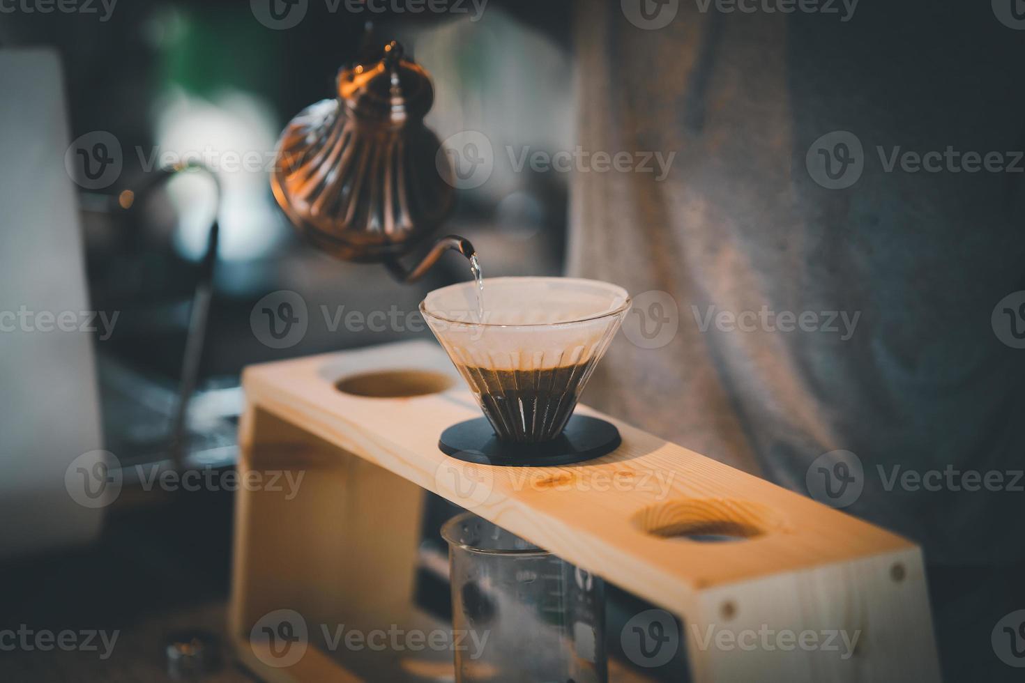 Barista Kafé framställning kaffe manuell spak espresso maskin förberedelse service begrepp i restaurang. stänga upp hand Barista framställning färsk kaffe med kaffe maskin i Kafé. framställning färsk kaffe espresso. foto