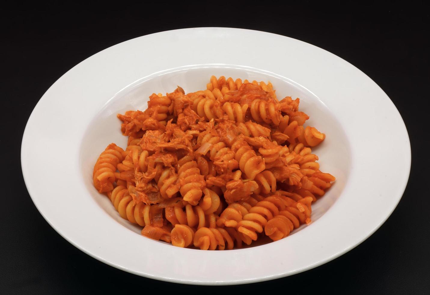 fusilli med tonfisk, fusilli al tonno. traditionell italiensk pasta. foto