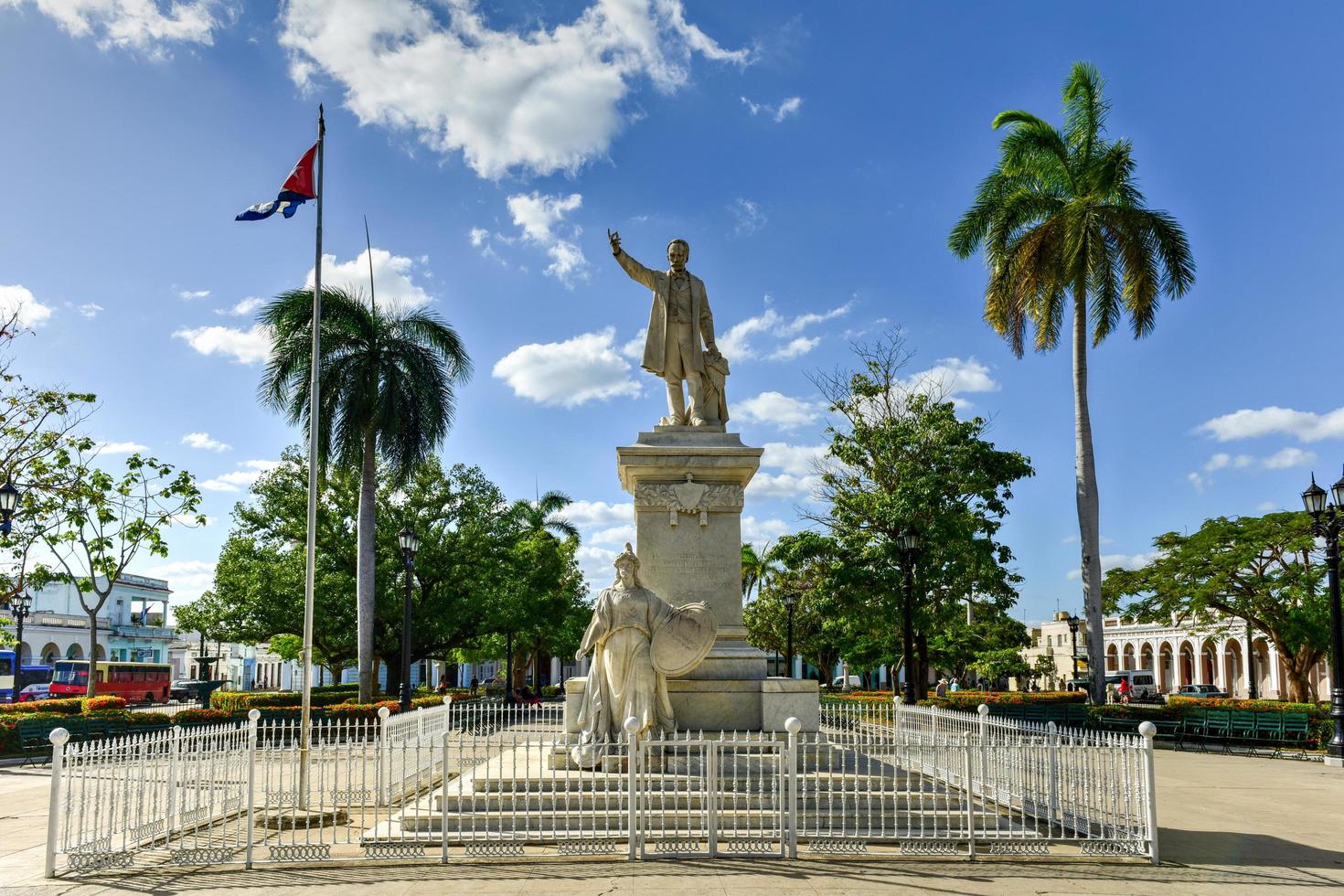 staty av jose marti i de jose marti parkera, de huvud fyrkant av cienfuegos, Kuba, 2022 foto