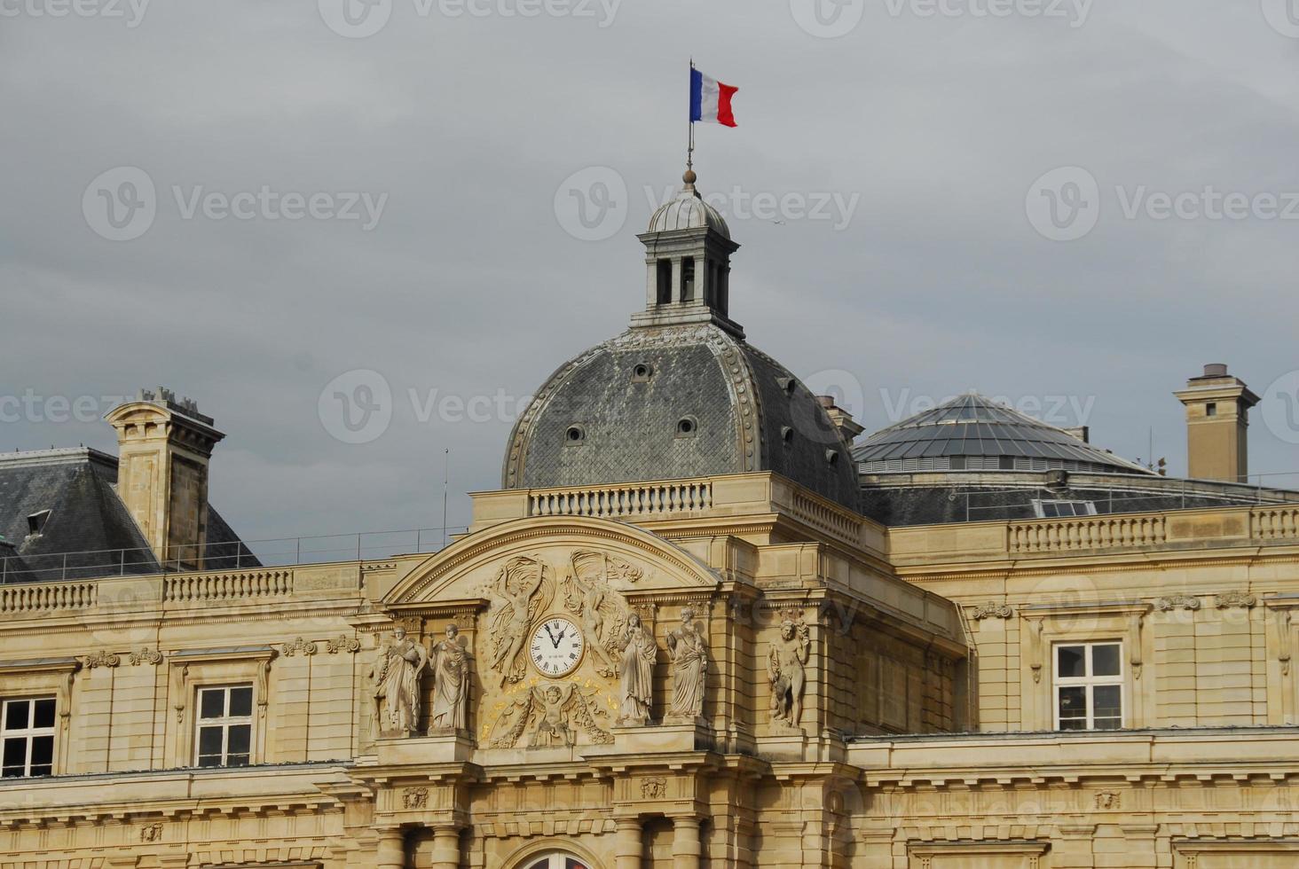 luxemburg palats var ursprungligen byggd till vara de kunglig bostad av de regent marie de medicis. eftersom 1958 den har varit de sittplats av de franska senat av de femte republik. foto