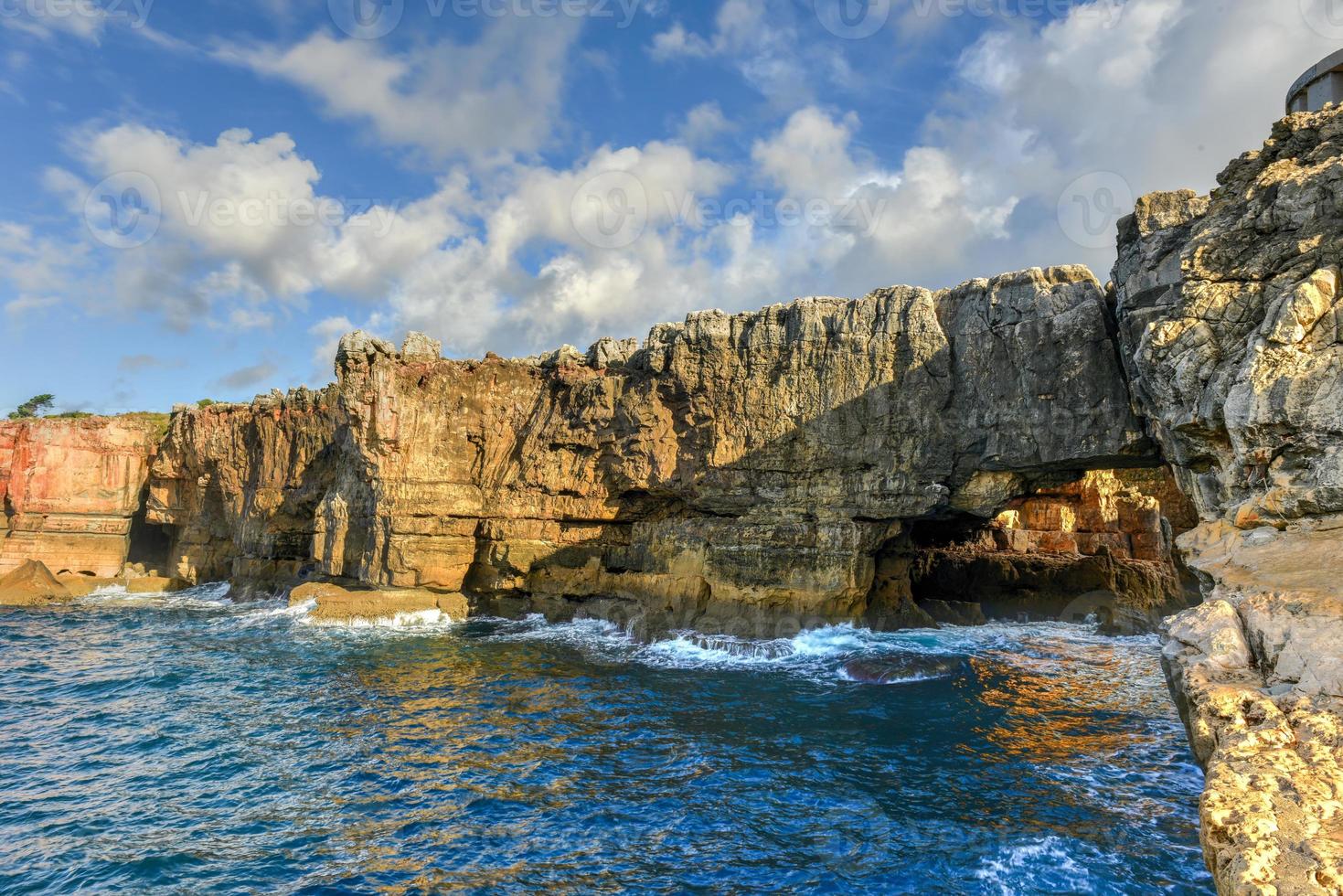 boca do inferno är en klyfta belägen i de havet klippor stänga till de portugisiska stad av Cascais, i de distrikt av lissabon. foto