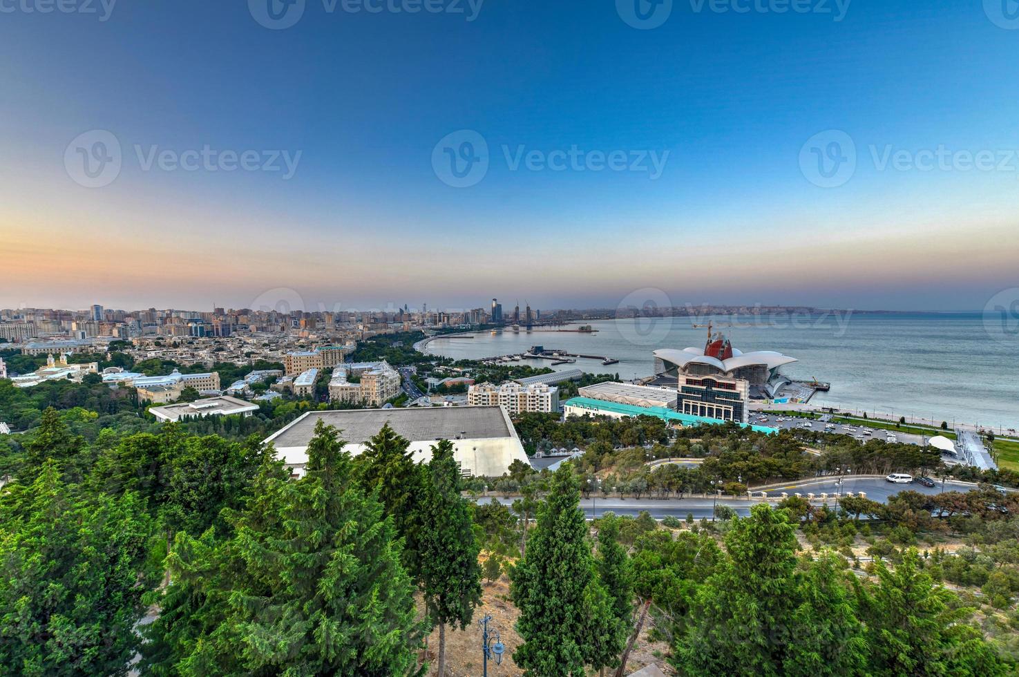 panorama- se av de kaspiska vid vatten köpcenter i baku, azerbajdzjan. foto