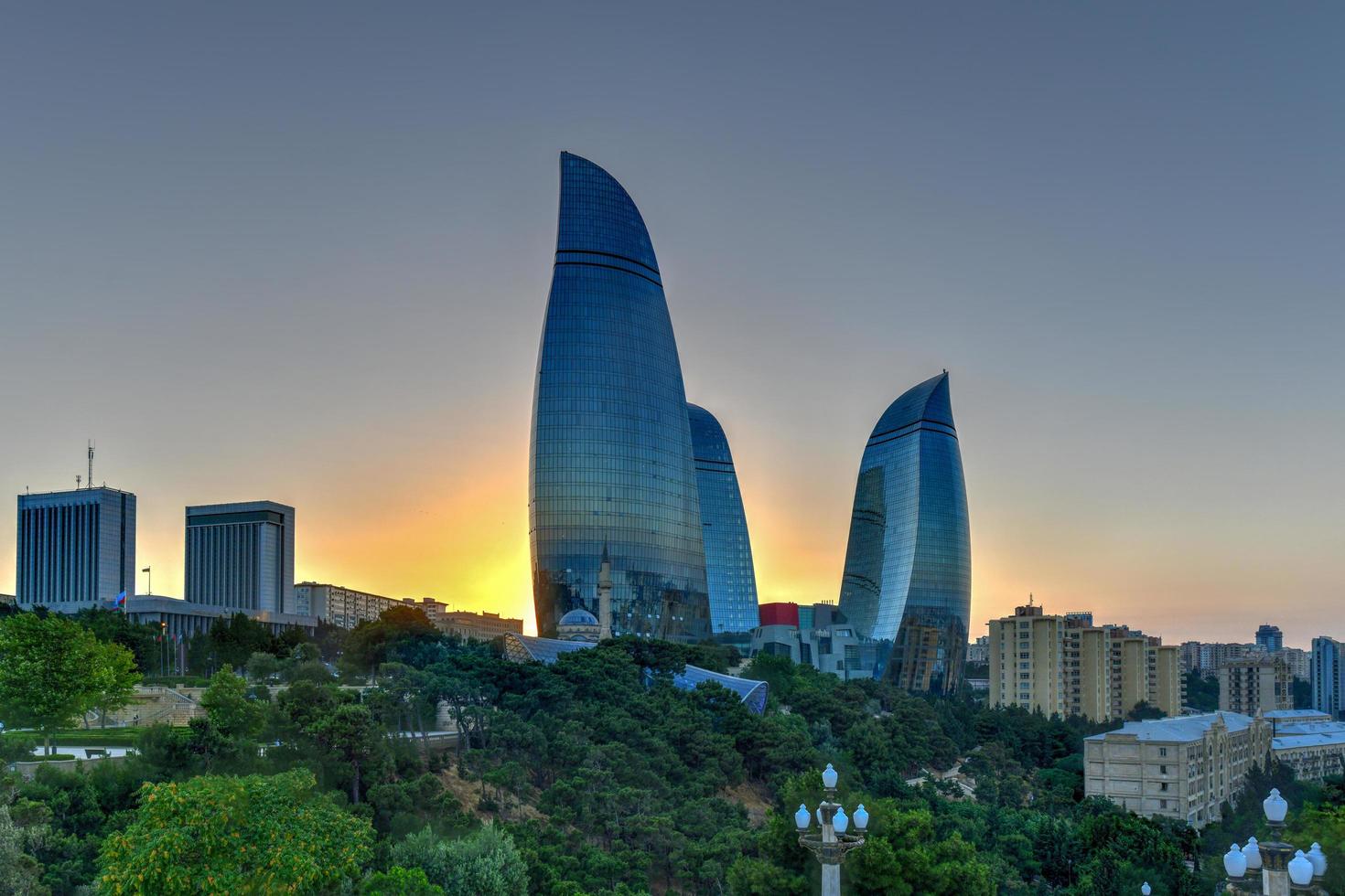 de flamma torn i baku, azerbajdzjan. en se av de stad horisont på en dramatiska solnedgång, 2022 foto